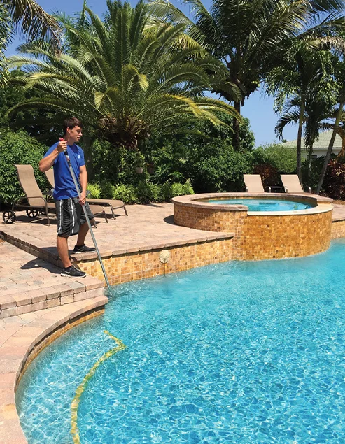 Horizon Service Man Cleaning Pool Hp Pool Service