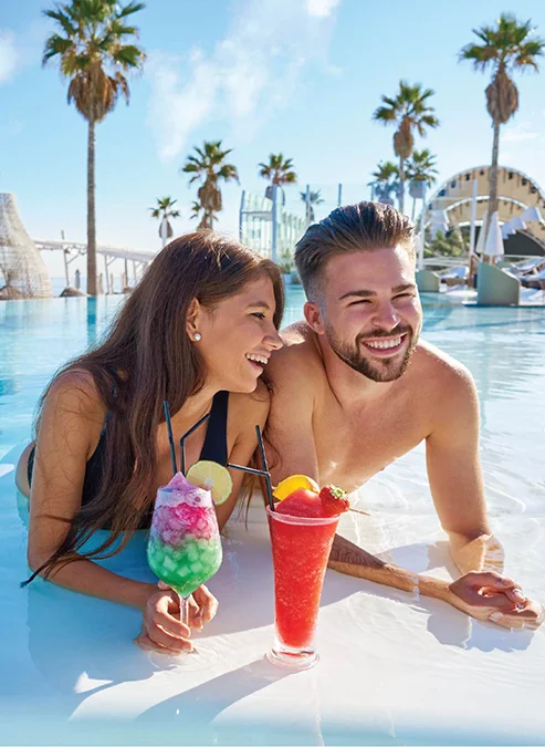 Hpp Gallery Couple In Pool With Drinks