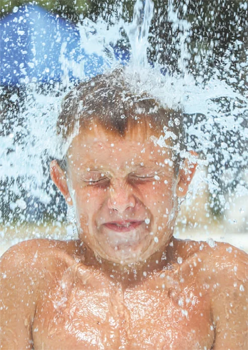 Horizon Pool Boy Splashed With Water Hp Contact Us